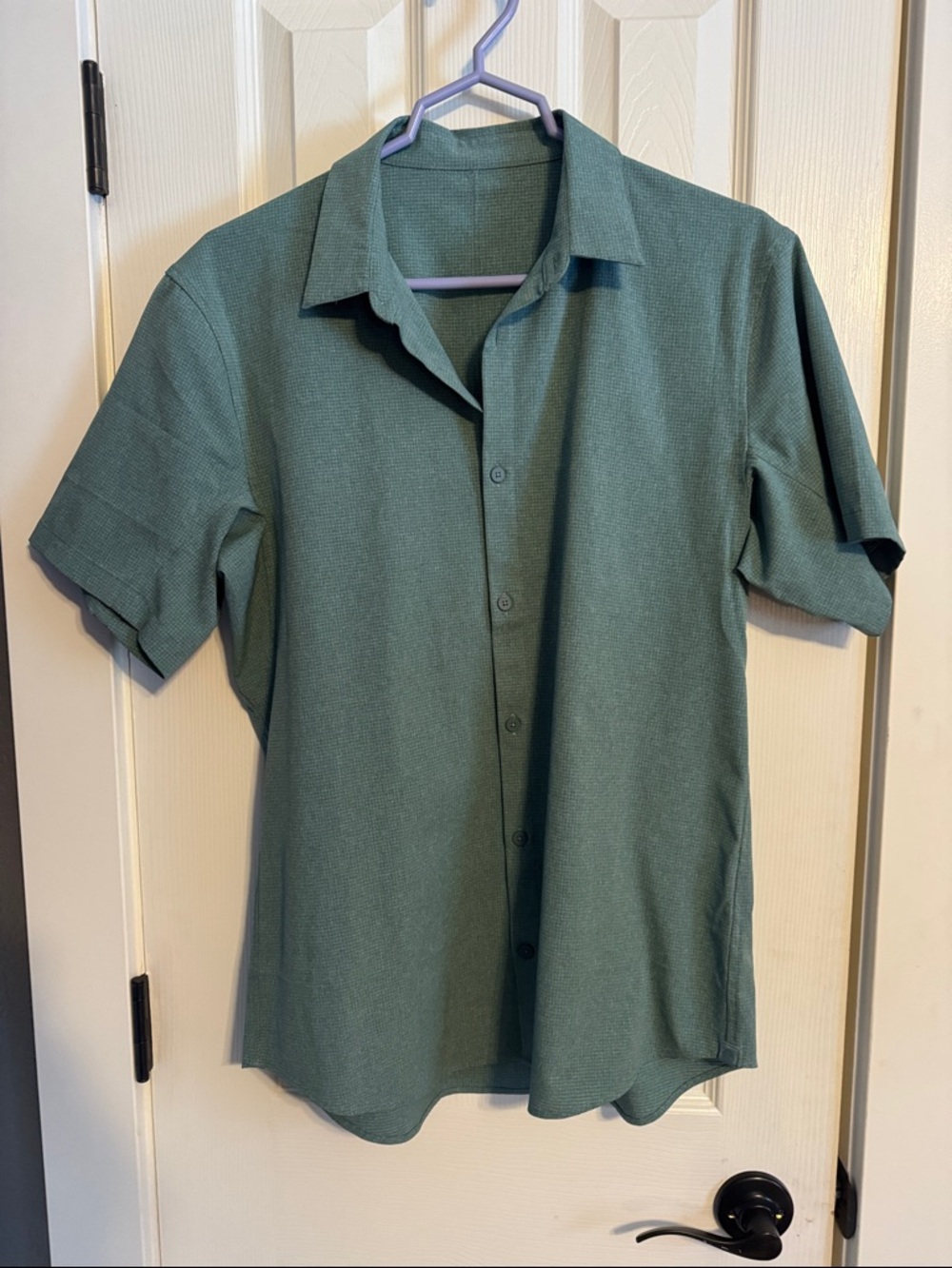 Stunning Lululemon ABC men’s short sleeve button up shirt size Large.